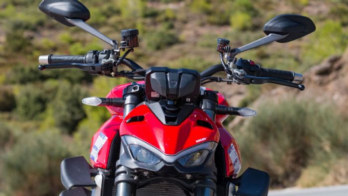 Οι σχεδιαστές της Ducati εμπνεύστηκαν από το χαμόγελο του τζόκερ για να δημιουργήσουν το μικροσκοπικό μούτρο με τον Led προβολέα και τα φώτα ημέρας DRL