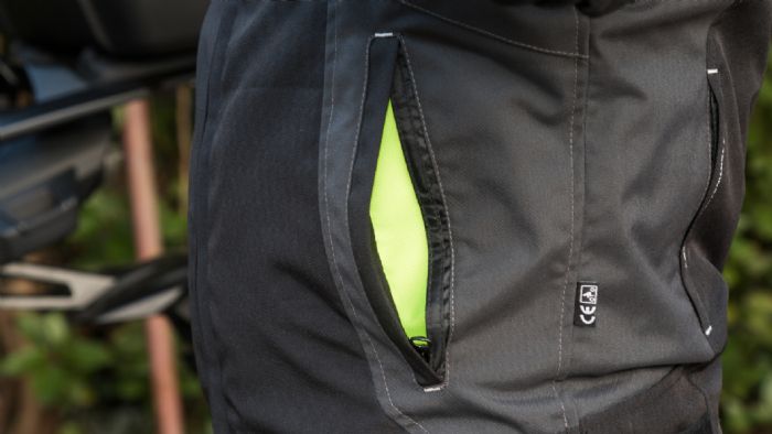 Τα φερμουάρ στις εξωτερικές τσέπες προστατεύονται από διπλό φλαπ για να μην περνάει νερό.
