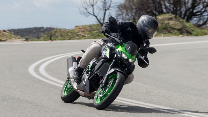 Στην αστική συμβίωση το Kawasaki Z500 θα κάνει το βαρετό commute πιο ενδιαφέρον, επιτρέποντάς σου να ελίσσεσαι με χαρακτηριστική ευκολία ανάμεσα από την κίνηση. 