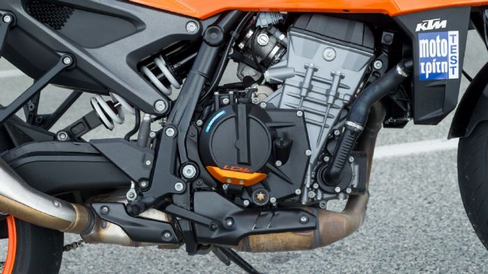 Τότε V-Twin, τώρα δικύλινδρος σε σειρά. Η δοκιμασμένη συνταγή του LC8c (Liquid-Cooled, 8-valve, compact) κινητήρα ταίριαξε γάντι στις ανάγκες του νέου 990 Duke. Αποδίδει 123 ολοζώντανους ίππους και 10