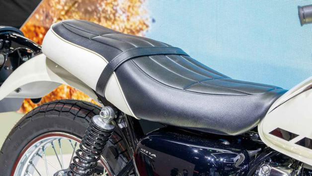 Η σέλα του W 230 με την διχρωμία άσπρου και μαύρου χρώματος