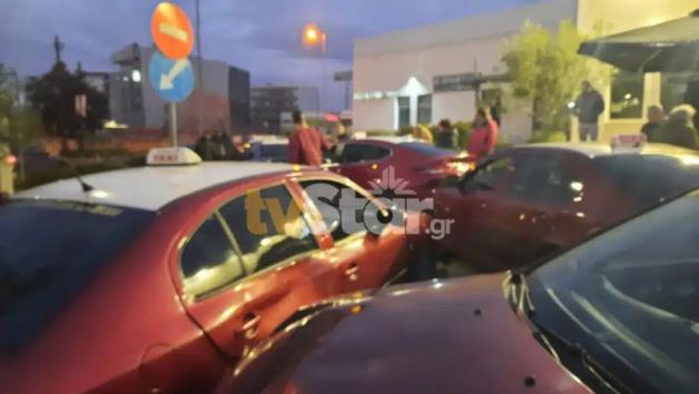 Τροχαίο χθες στην Χαλκίδα, λεωφορείο προσέκρουσε σε 8 σταθμευμένα ταξί 