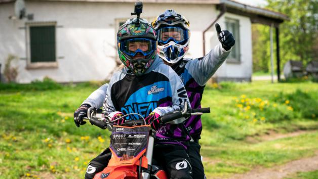 Ένα backflip αντί για ένα μπουκέτο λουλούδια για τη Γιορτή της Μητέρας (+video) 