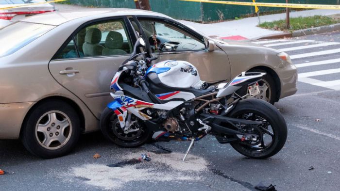 Tρακάρισμα: ατύχημα με μοτοσυκλέτα (Part 1)  