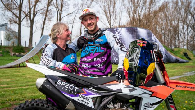 Ένα backflip αντί για ένα μπουκέτο λουλούδια για τη Γιορτή της Μητέρας (+video) 