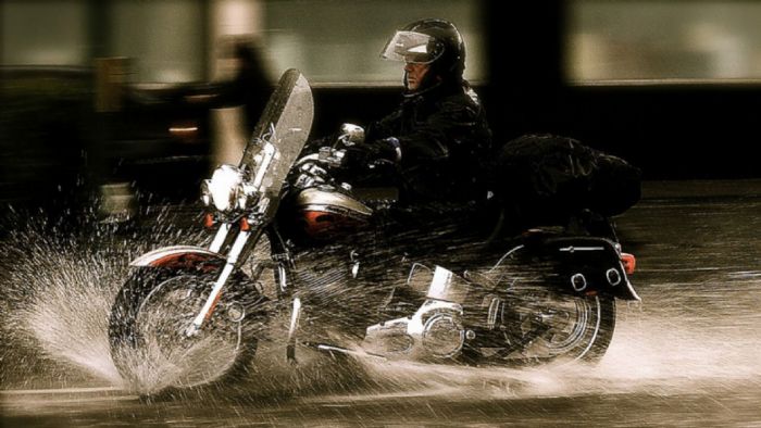 Tips οδήγησης σε βρεγμένους δρόμους 