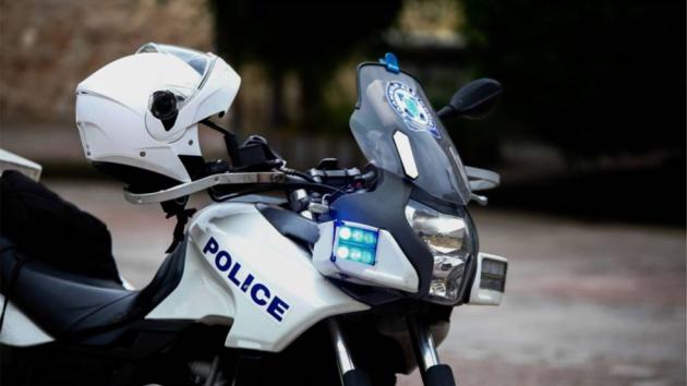 Αμπελόκηποι: «Ξάπλωσε» μοτοσυκλέτα της ΔΙΑΣ για να μην τον πιάσουν! 