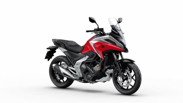 Honda NC750X: Καίει μόνο 4,4 λίτρα και χωράει ένα full face κράνος  