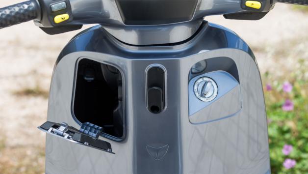 Το βαθύ ντουλαπάκι στα αριστερά της ποδιάς προσφέρει επιπλέον χώρο για μικροαντικείμενα άμεσης πρόσβασης αλλά και υποδοχή USB-C για φόρτιση ηλεκτρικών συσκευών.