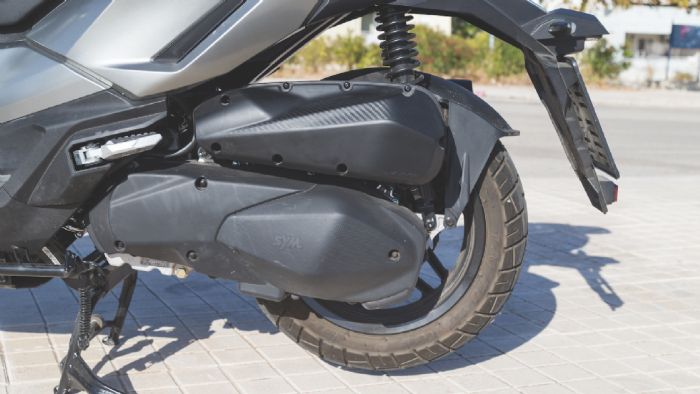 Γνωστός από την υπόλοιπη σειρά των 300αριών Scooter της SYM, ο μονοκύλινδρος, υγρόψυκτος, τετραβάλβιδος κινητήρας αποτέλεσε τη στιβαρή βάση γύρω από την οποία χτίστηκε το ADX 300.