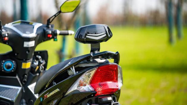 Sunra Hawk: Με ενσωματωμένο ραδιόφωνο 