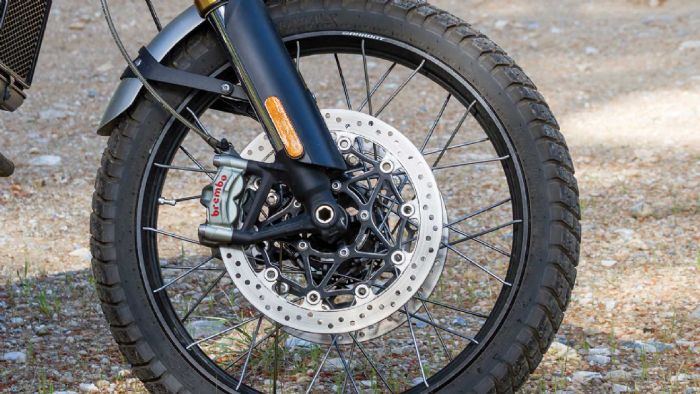 Οι δαγκάνες της Brembo έχουν σωστή αίσθηση και δύναμη που βυθίζει εύκολα το πιρούνι της Showa στο απότομο φρενάρισμα.

