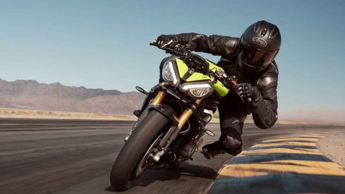 Η Triumph παρουσιάζει τη Speed Triple 1200 RX, την πιο άγρια έκδοση της σειράς που κατασκευάστηκε ποτέ. Η Triumph παρουσιάζει τη Speed Triple 1200 RX, την πιο άγρια έκδοση της σειράς που κατασκευάστηκε ποτέ.