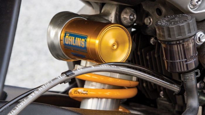 Τα κορυφαία ονόματα της Ohlins και της Brembo κοσμούν τα περιφερειακά της Street Triple RS. 