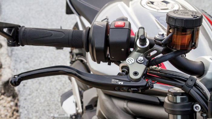 Τα κορυφαία ονόματα της Ohlins και της Brembo κοσμούν τα περιφερειακά της Street Triple RS. 