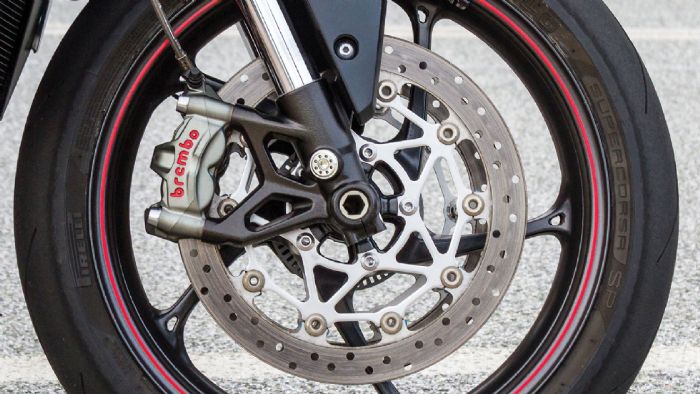 Τα κορυφαία ονόματα της Ohlins και της Brembo κοσμούν τα περιφερειακά της Street Triple RS. 