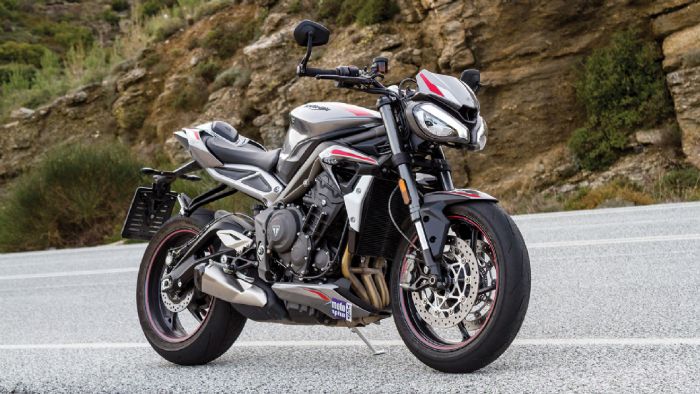 Πιο επιθετική από ποτέ η νέα Street Triple RS δείχνει ξεκάθαρα τις σπορ καταβολές της.	