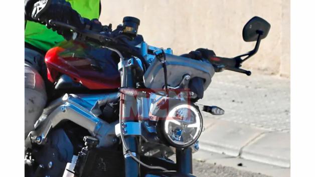 Μυστηριώδης Street Triple εμφανίστηκε με βάσεις για φέρινγκ 