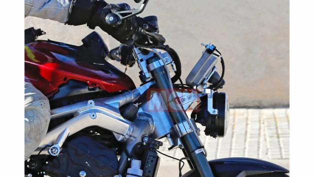 Μυστηριώδης Street Triple εμφανίστηκε με βάσεις για φέρινγκ 
