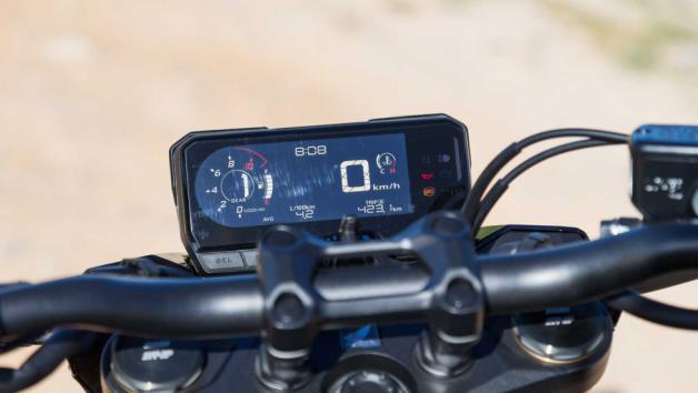 Η συνταγή της οθόνης LCD στην σειρά CB είναι αρκετά επιτυχημένη – θα θέλαμε να είναι πιο ευανάγνωστη, όταν πέφτει ο ήλιος πάνω της, ωστόσο η πληροφόρηση είναι επαρκέστατη.