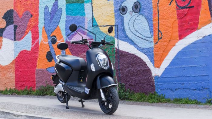 Το ηλεκτρικό scooter Crystal 2 της SUNRA εντυπωσιάζει με την πρώτη ματιά, με τις vintage γραμμές του να δημιουργούν ένα στυλ που δεν αφήνει κανέναν αδιάφορο.