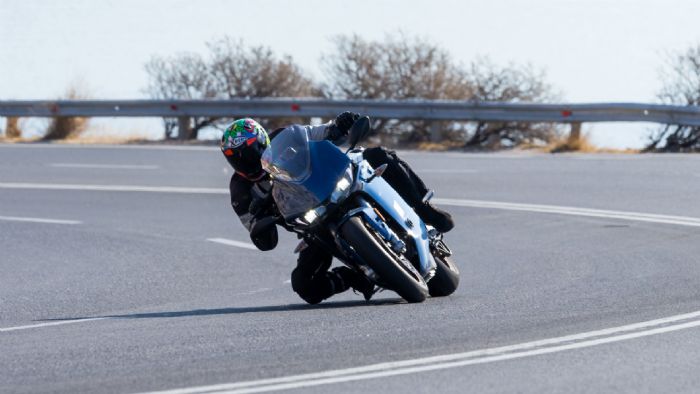 Η σπορ συμπεριφορά της Zero SR/S στο δρόμο είναι αδιαμφισβήτητη σε κάθε περίπτωση. 
