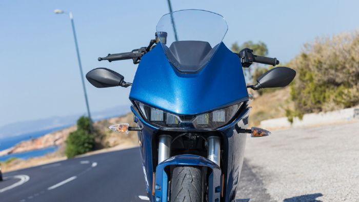 Zero SR/S Εμπρός φανάρι-μούτρο: Η  ζελατίνα δεν ρυθμίζεται, υπάρχει όμως ψηλότερη στον κατάλογο των αξεσουάρ η οποία σύμφωνα με την Zero αυξάνει και την αυτονομία κατά 21%. Οι Led προβολείς κάνουν τη 