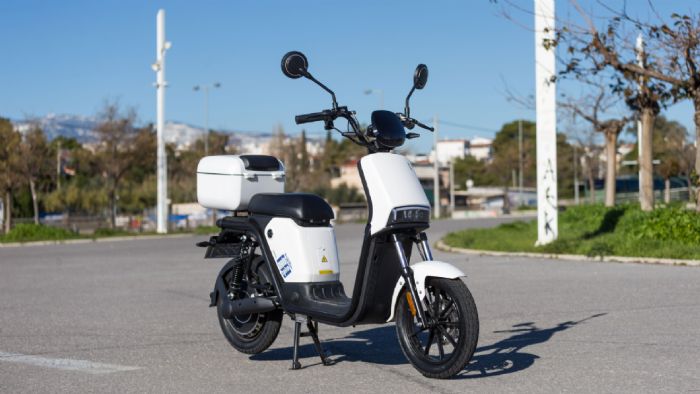 Το Rainbow είναι ένα ευέλικτο scooter μικρών διαστάσεων, το οποίο παράλληλα καταφέρνει να είναι άνετο, ενώ διαθέτει και αρκετό χώρο για μεταφορά αντικειμένων. 