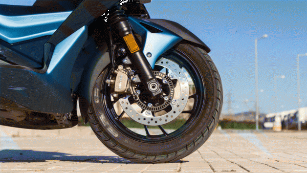 Τα φρένα έχουν αρκετή δύναμη ενώ το ABS της Bosch αναλαμβάνει να επιβραδύνεις με ασφάλεια σε όλες τις συνθήκες