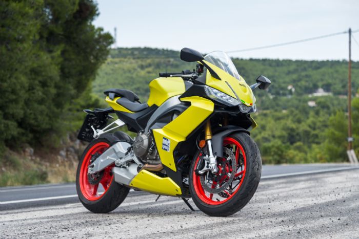 Η RS 660 φέρνει την αγωνιστική αύρα της Aprilia στην καθημερινότητα. Η σχεδίαση της επιτρέπει την εύκολη αφαίρεση εξαρτημάτων όταν πρόκειται να χρησιμοποιηθεί στην πίστα, όπως οι καθρέπτες, τα μαρσπιέ