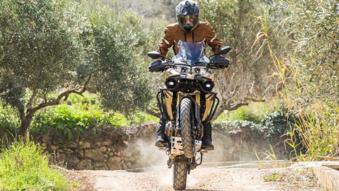Voge DS625X - Είναι εξοπλισμένο με δικύλινδρο εν σειρά κινητήρα 581 κ.εκ, ισχύ 64 ίππους στις 9.000 σ.α.λ και ροπή 57Nm στις 6.500 σ.α.λ. 