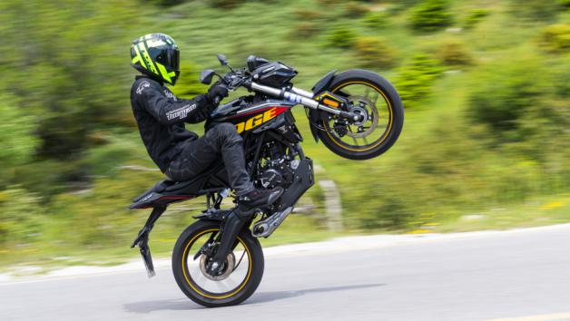 Test Voge R125: Σε τέτοια τιμή και εξοπλισμό χτυπάει στα ίσια τα παπιά 