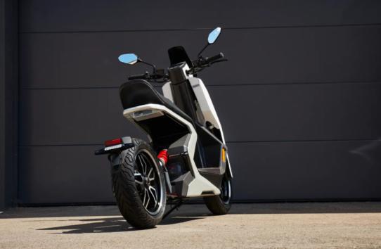 Το ηλεκτρικό scooter που κάνει τα supersport να ντρέπονται 