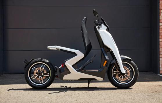 Το ηλεκτρικό scooter που κάνει τα supersport να ντρέπονται 