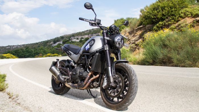 Benelli Leoncino 500: Με ανεστραμμένο 50άρι πιρούνι και 4πίστονες δαγκάνες 