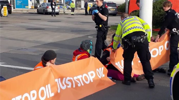 Αγγλία: Ακτιβιστές κατά του πετρελαίου κατέστρεψαν αντλίες σε πρατήριο 