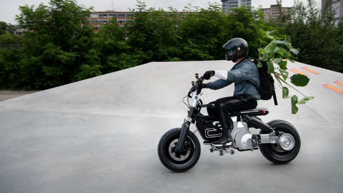 Το νέο CE 02 είναι ο ηλεκτρικός «μπόμπος» της BMW Το νέο CE 02 είναι ο ηλεκτρικός «μπόμπος» της BMW