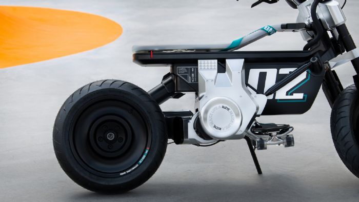 Προσέξτε το... skateboard στην θέση των μαρσπιέ! Προσέξτε το... skateboard στην θέση των μαρσπιέ!