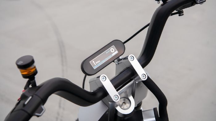 Η μικρή οθόνη ενδείξεων του μοντέλου. Η μικρή οθόνη ενδείξεων του μοντέλου.