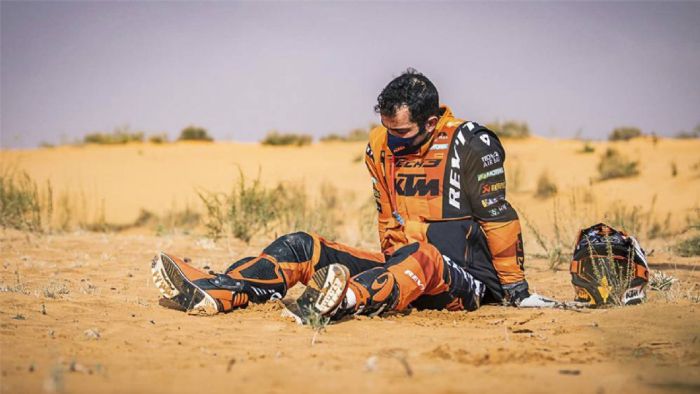 O Danilo Petrucci αντιμετωπίζει την εγκατάλειψη του, λόγω μηχανικού προβλήματος. 