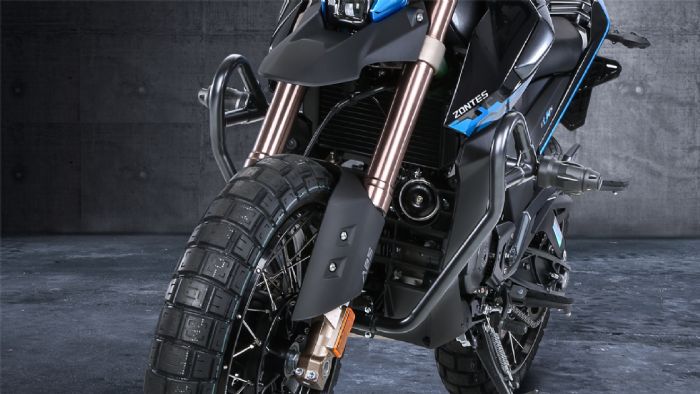 Ανεστραμμένο πιρούνι εμπρός που κολακεύει την επιθετική εμφάνιση. 