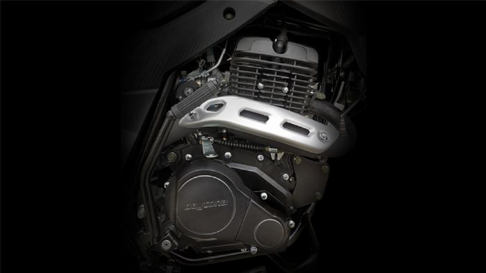 Κινητήρας απόδοσης 12,2 ίππων, αεροελαιόψυκτος.