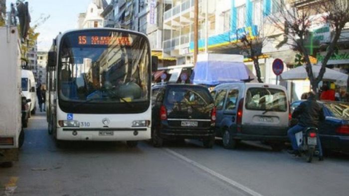 Διπλοπαρκάρισμα: Τσίμπα τον αυτόφωρο, να καταλάβει