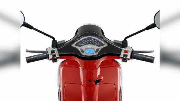 Ο Mickey Mouse οδηγεί Vespa  