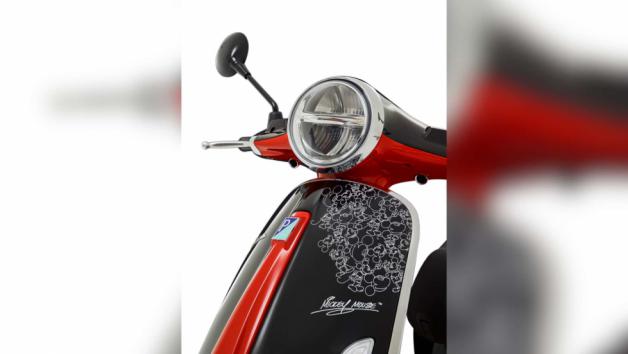 Ο Mickey Mouse οδηγεί Vespa  