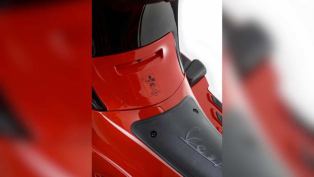 Ο Mickey Mouse οδηγεί Vespa  