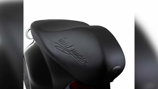 Ο Mickey Mouse οδηγεί Vespa  