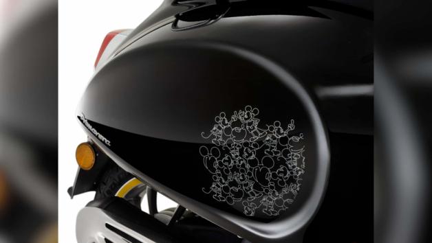 Ο Mickey Mouse οδηγεί Vespa  