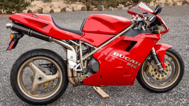 Ducati 916: Ο θρύλος των Superbikes στα μέσα του `90  