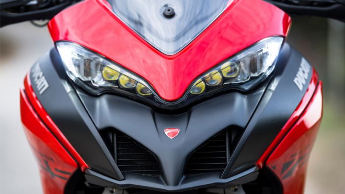 Ο εμπρός προβολέας LED του Multistrada V2S έχει δυνατότητα φωτισμού στην στροφή ανάλογα με την κλίση της μοτοσυκλέτας. 